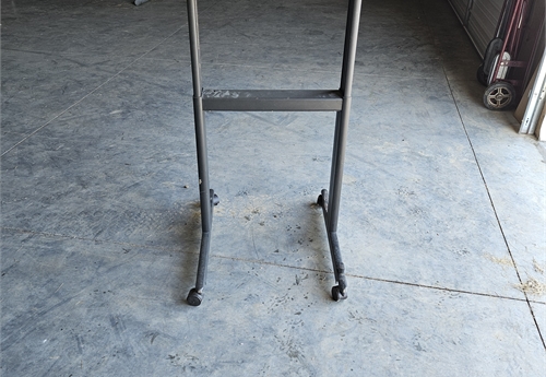 Manual adjustable height table