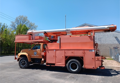 1997 Ford F800 bucket truck 60' working Hight