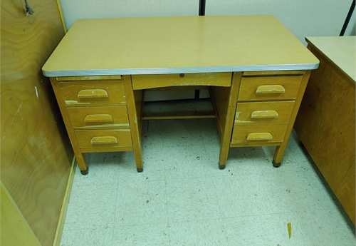 Wooden Desk (BES 28)