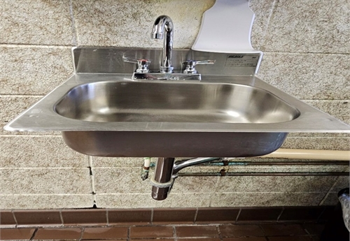 2x Hand Sinks w/ Faucets