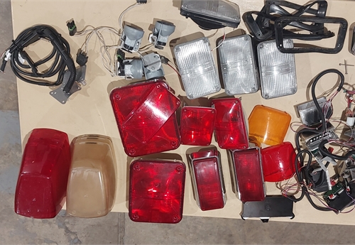 Lot of miscellaneous warning lights and parts